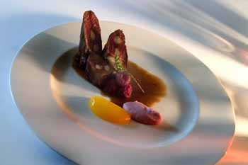 Lomo de corzo con salsa de enebro y frutas silvestres